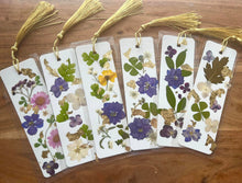 Charger l&#39;image dans la galerie, Dark Purple Botanical Pressed Flower Bookmark
