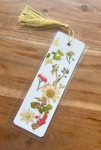 Charger l&#39;image dans la galerie, Cream + Gold Botanical Pressed Flower Bookmark
