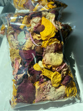 Charger l&#39;image dans la galerie, Moody Roses | Wedding Floral Confetti
